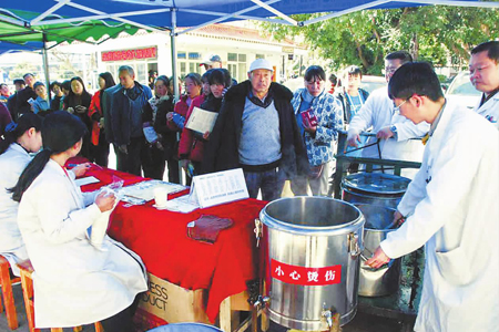 “爱心大锅药”温暖近万市民.jpg