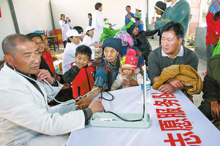 健康扶贫义诊走进都贵村.jpg