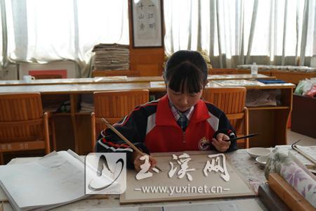 李铭玉沉浸在绘画的世界中