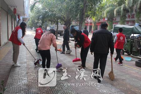 新平县漠沙镇干部职工及志愿者在托竜街清扫街道