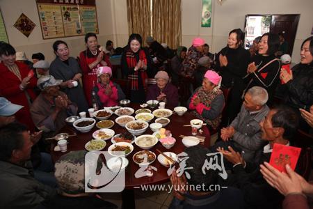 女能人与孤寡老人们欢聚一堂