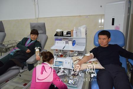 一些医务工作者在南北大街采血屋献血