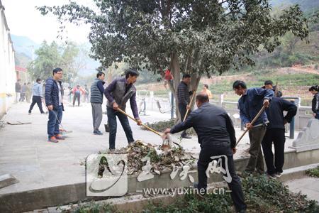 2月28日，华宁县在全县范围内集中开展“我爱我家  城乡人居环境清洁行动”。