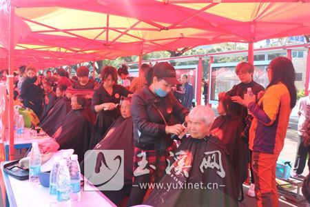 玉溪发型师爱心小队在现场为市民提供义剪服务