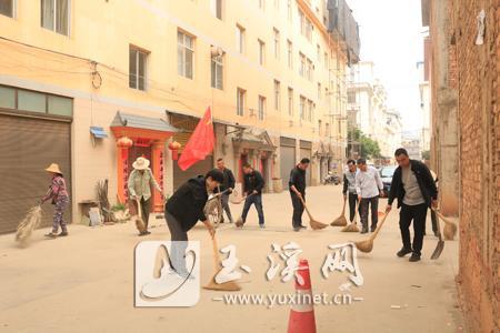 研和社区将每月1日定为固定党员活动日,对辖区8个居民小组的环境卫生进行综合整治。