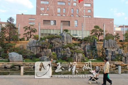 市民在高新区科技公园内游玩