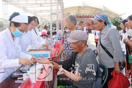 启动仪式上，健康义诊受群众欢迎。