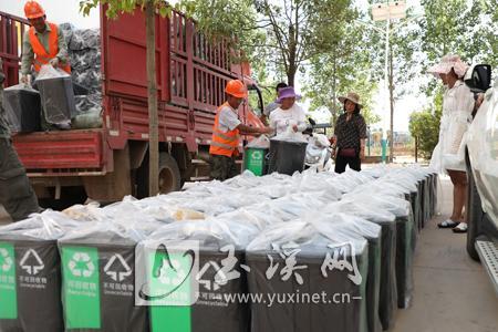 一批新到的分类垃圾桶送达右所镇右所社区