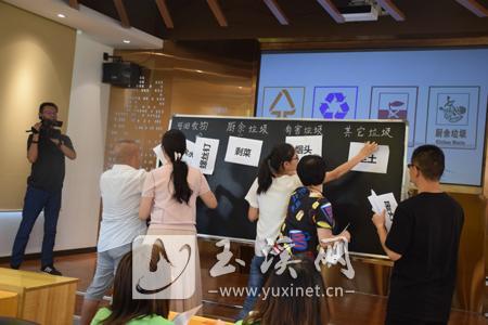 现场邀请居民开展垃圾分类小游戏