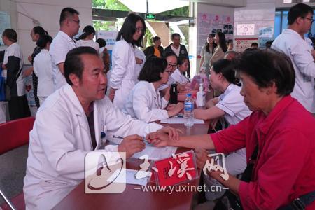 市人民医院中医专家为市民诊疗