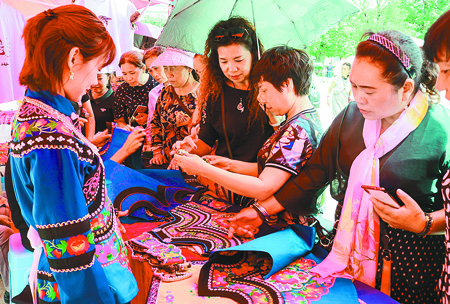 彝家刺绣深受游客青睐