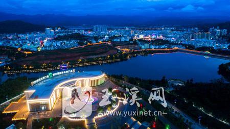 “滇中水城· 菌乡易门”的夜景璀璨夺目。
