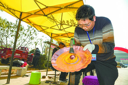 全区有手工铜器加工户111户。