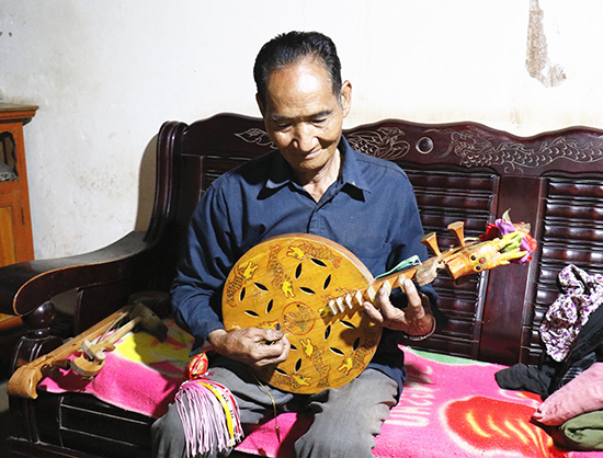 1575195342470087180.jpg 王天仁弹奏他制作的龙头四弦,从他手指下流出的弦音洪亮、悠扬、欢快。.jpg