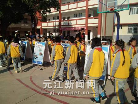 师生观看交通事故案例展板