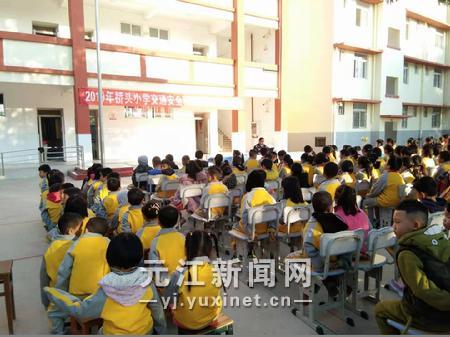 正在讲解交通安全和法律知识