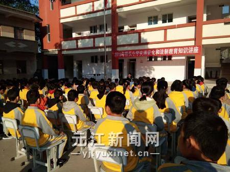 正在讲解交通安全和法律知识 (2)