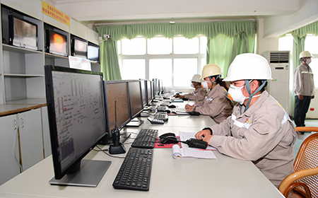 1581518569356008940.jpg 元江县永发水泥产在强化疫情防控,抓好生产。 记者 曾永洪.jpg