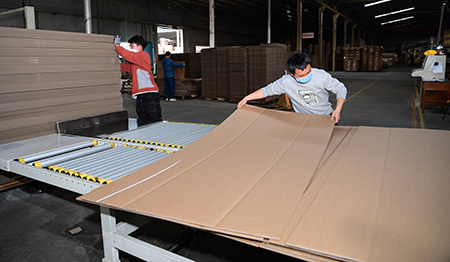 1581518583576075538.jpg 通海县光临包装有限公司组织员工有序复工复产,为医药企业客户提供有力支持。.jpg