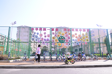 北苑社区篮球场设置了民族团结同心树展板.jpg 北苑社区篮球场设置了民族团结同心树展板.jpg