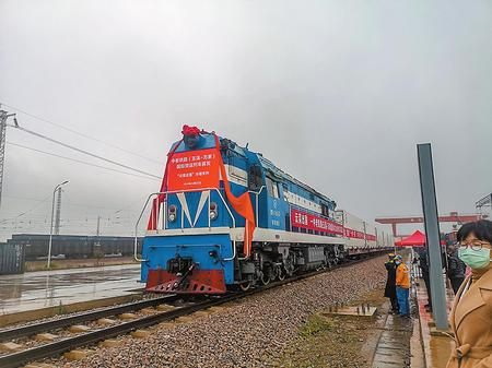 12月27日上午,中老铁路玉溪国际货运列车正式开行。.jpg 12月27日上午,中老铁路玉溪国际货运列车正式开行。.jpg