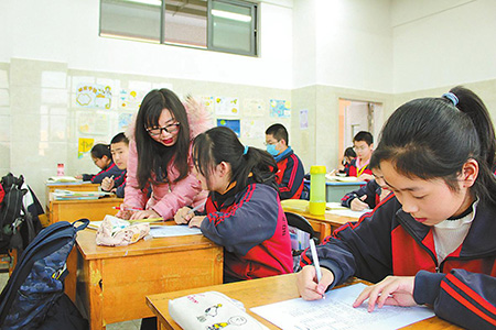 朱玉红老师在延时辅导中点评学生随笔作业。.jpg 朱玉红老师在延时辅导中点评学生随笔作业。.jpg