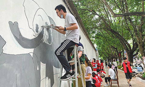 党员、群众和志愿者在返乡大学生的指导下完成首块墙绘作品。.jpg 党员、群众和志愿者在返乡大学生的指导下完成首块墙绘作品。.jpg