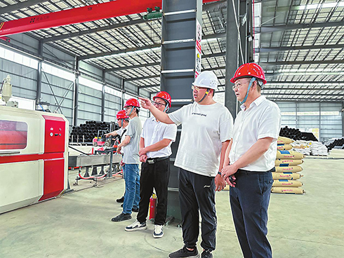 易门县政务服务小分队到云南中盛日科管道科技有限公司开展全程跟踪服务。 通讯员 刘谊婷 摄.jpg