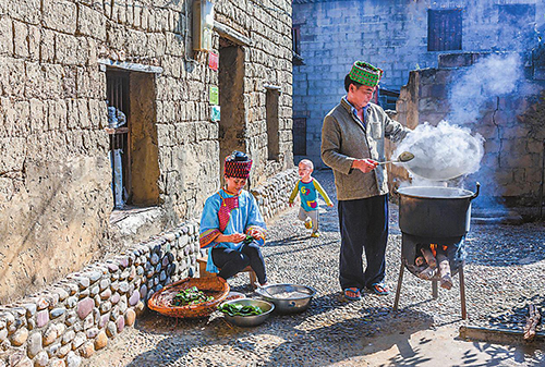 每年端午节,元江县者嘎村的傣家人都要亲手包粽子。.jpg 每年端午节,元江县者嘎村的傣家人都要亲手包粽子。.jpg