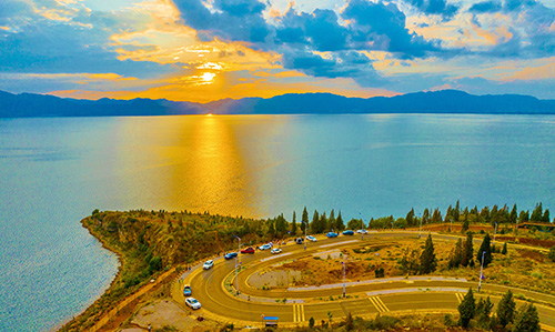 抚仙湖畔“S弯”如诗如画.jpg 抚仙湖畔“S弯”如诗如画.jpg