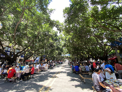 千余宾客共赴长街宴.jpg 千余宾客共赴长街宴.jpg