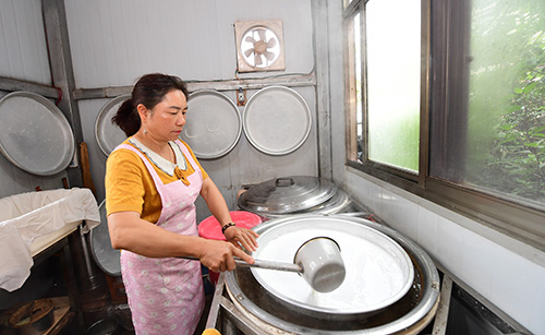 甸中手工凉卷粉:传承30余年的老味道.jpg 甸中手工凉卷粉:传承30余年的老味道.jpg