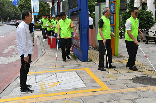 中途失明者参加行走培训.jpg 中途失明者参加行走培训.jpg