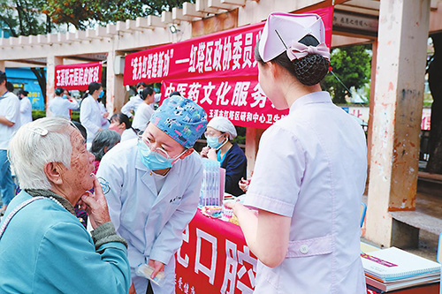 红塔区政协开展“科技文化卫生法律进乡村”委员行动.jpg 红塔区政协开展“科技文化卫生法律进乡村”委员行动.jpg