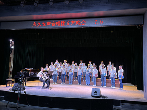 银龄合唱展风采.jpg