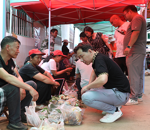 易门野生菌交易市场人气旺.jpg 易门野生菌交易市场人气旺.jpg