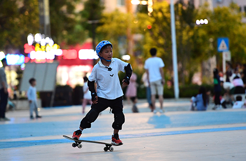 滑板公园休闲时尚.jpg 滑板公园休闲时尚.jpg