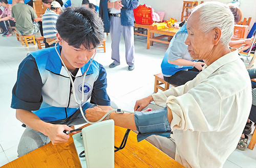 师生送医下乡 护航村民健康.jpg