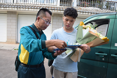 玉溪第一批高考录取通知书开始投递.jpg 玉溪第一批高考录取通知书开始投递.jpg