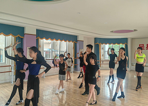 青少年学生校外活动中心暑假班开班.jpg 青少年学生校外活动中心暑假班开班.jpg