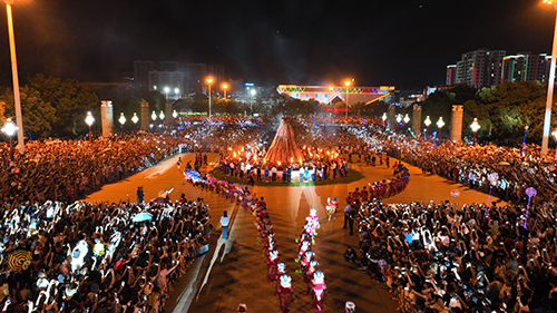 火把节“点燃”激情夏夜.jpg 火把节“点燃”激情夏夜.jpg