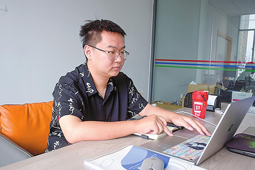 用奋斗谱写青春旋律.jpg 用奋斗谱写青春旋律.jpg