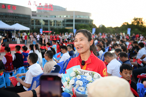 玉溪人民为刘浩夺金加油助威1.jpg 玉溪人民为刘浩夺金加油助威1.jpg