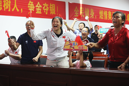 亲人师友为刘浩加油助威.jpg 亲人师友为刘浩加油助威.jpg