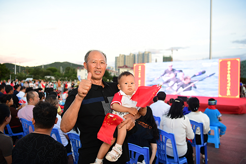 亲人师友为刘浩加油助威1.jpg 亲人师友为刘浩加油助威1.jpg