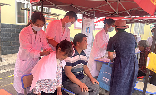 送医送药送政策活动进社区.jpg 送医送药送政策活动进社区.jpg