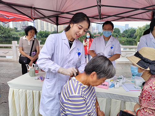 我市开展医师节义诊活动.jpg