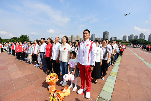 奥运冠军刘浩回乡.jpg 奥运冠军刘浩回乡.jpg
