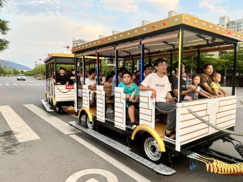 元江:搭乘“观光小火车”体验多彩民族风.jpg 元江:搭乘“观光小火车”体验多彩民族风.jpg