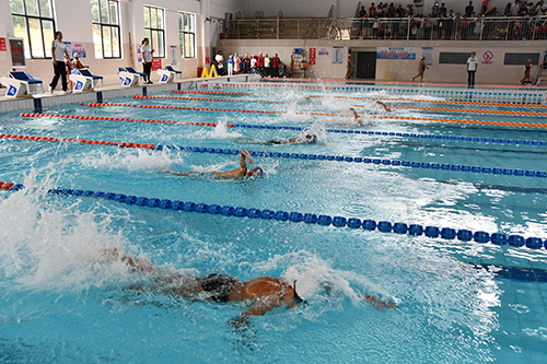 玉溪市青少年学生游泳比赛在华宁举行.jpg 玉溪市青少年学生游泳比赛在华宁举行.jpg